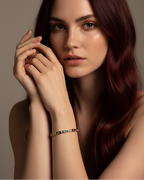 Pulsera abierta TALA con piedras de colores y estructura rígida ajustable acabada en tono dorado.