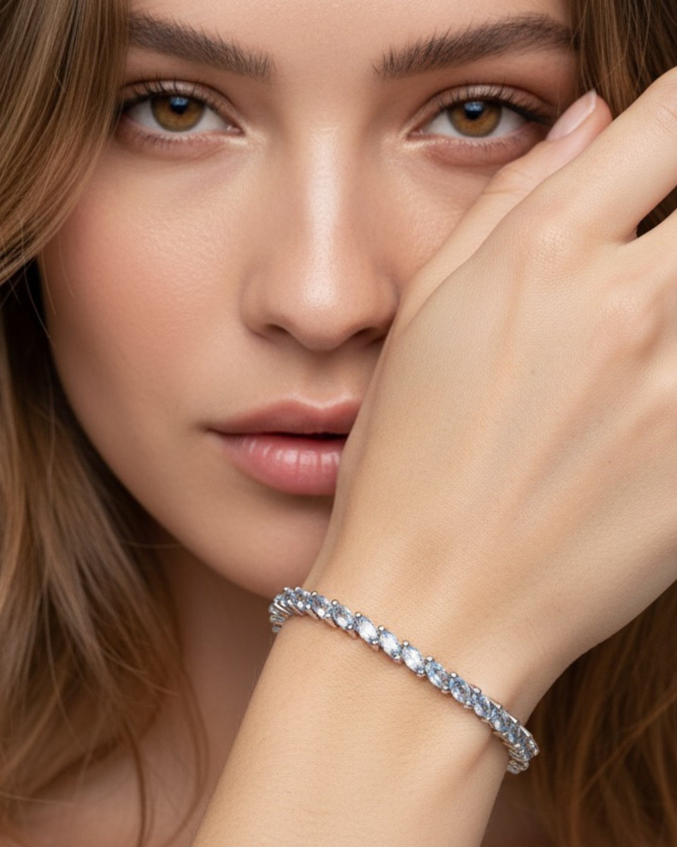 Pulsera con piedras en talla marquesa azul aguamarina y diseño sofisticado.