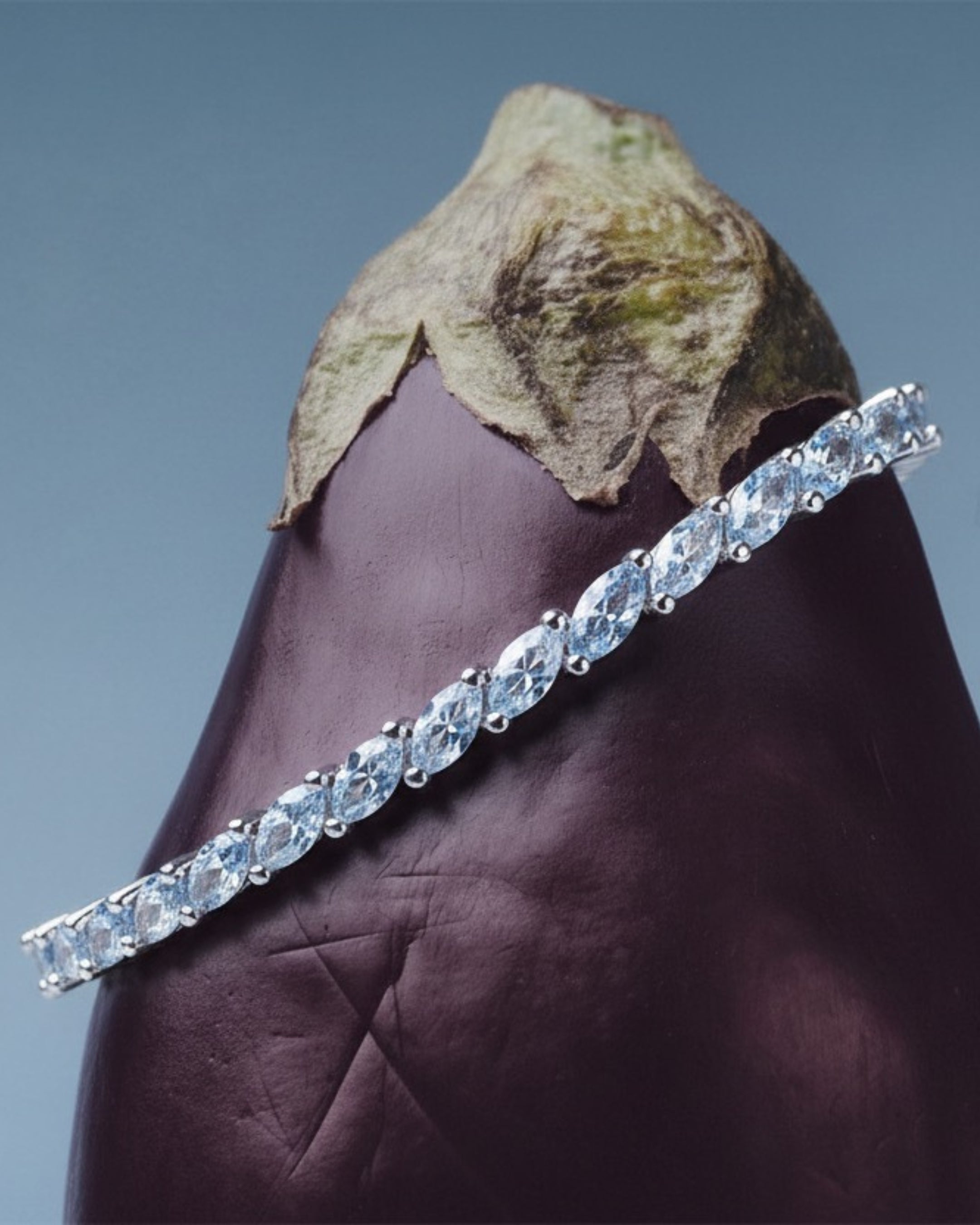 Pulsera azul aguamarina para mujer con diseño delicado y luminoso.
