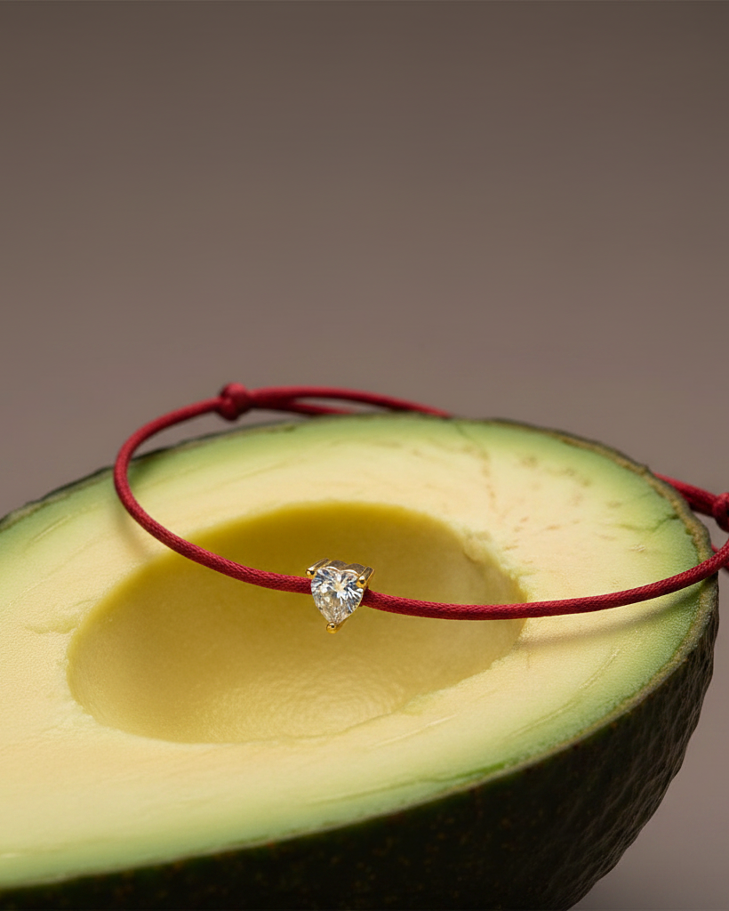 Pulsera minimalista roja con acabado en oro amarillo y diseño delicado.