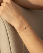 Pulsera ajustable con circonita blanca en talla circular y acabado en oro amarillo de 18 kt.