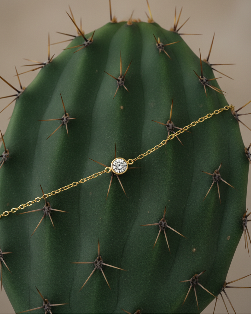 Pulsera con cadena fina y circonita blanca que aporta un brillo sutil, acabado en oro amarillo.