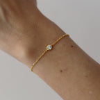 Pulsera Anna con cadena fina en oro amarillo y circonita blanca en talla circular. Una joya minimalista, sofisticada y fácil de combinar.