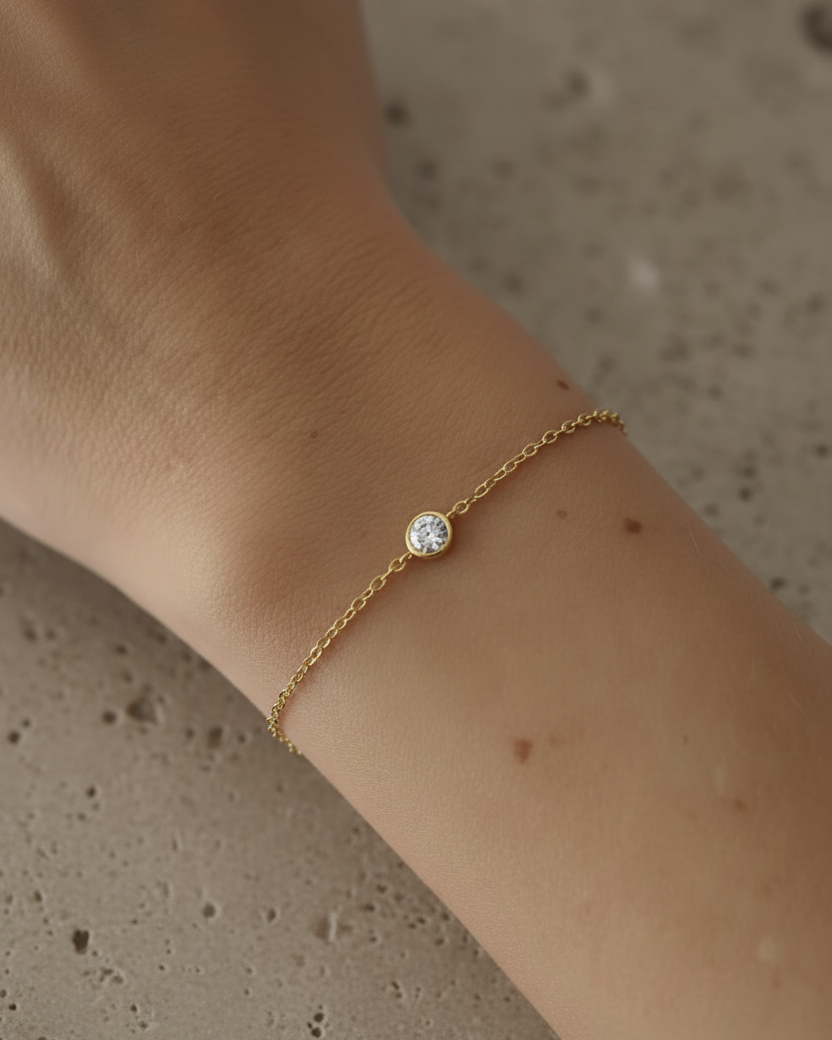 Pulsera con acabado en oro amarillo de 18 kt y circonita blanca en talla circular de 4 mm, diseño fino y elegante.
