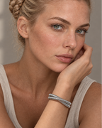 Pulsera blanca rígida LUCE con diseño abierto y presencia elegante sobre la muñeca.