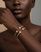 Pulsera brillante en oro amarillo con piedras delicadas y sofisticadas.