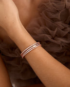 Pulsera brillante oro rosa con circonitas blancas y acabado refinado.