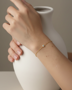 Pulsera luminosa con cadena fina y circonita blanca, acabado en oro amarillo de 18 kt.