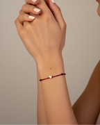 Pulsera de corazón con hilo rojo y brillo elegante y sofisticado.