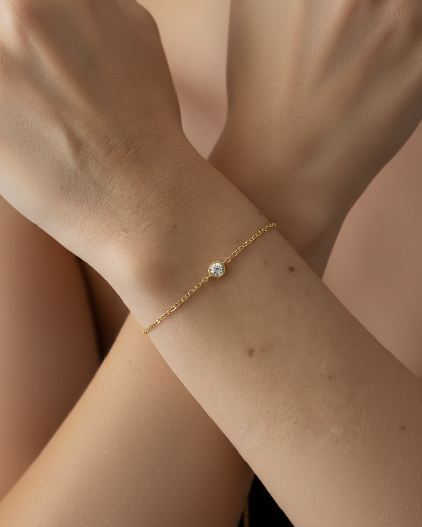 Pulsera delicada con circonita blanca en talla circular y acabado en oro amarillo de 18 kt.