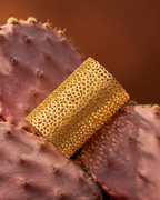 Pulsera dorada ZARB con diseño entrelazado de círculos y estructura ligera de filigrana.