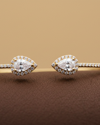Pulsera dorada refinada con circonitas brillantes y estética elegante.