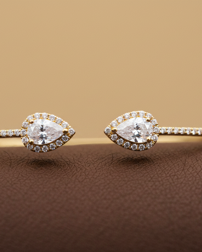 Pulsera dorada refinada con circonitas brillantes y estética elegante.