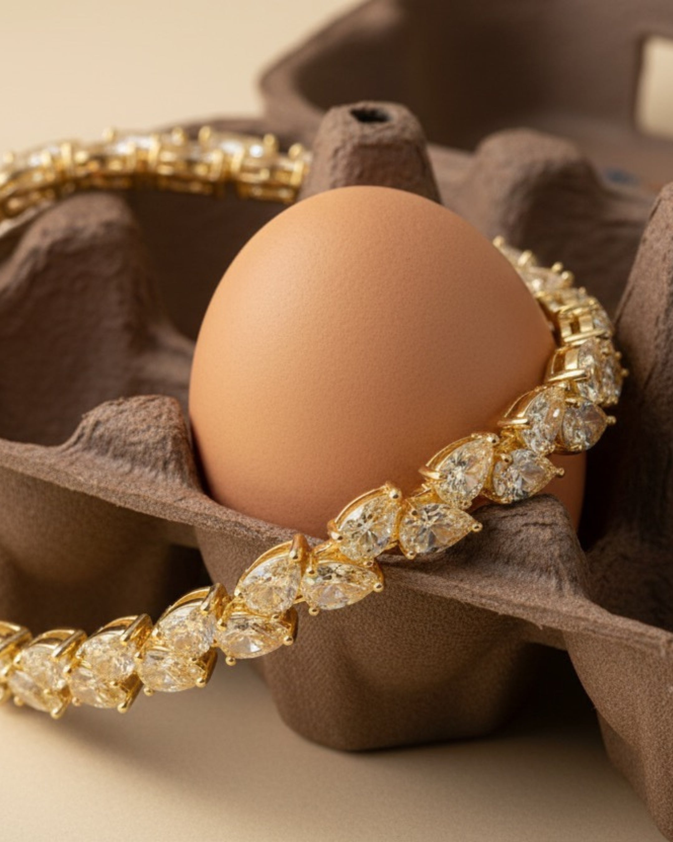 Pulsera ELEN dorada con piedras amarillas ideal para ocasiones especiales.