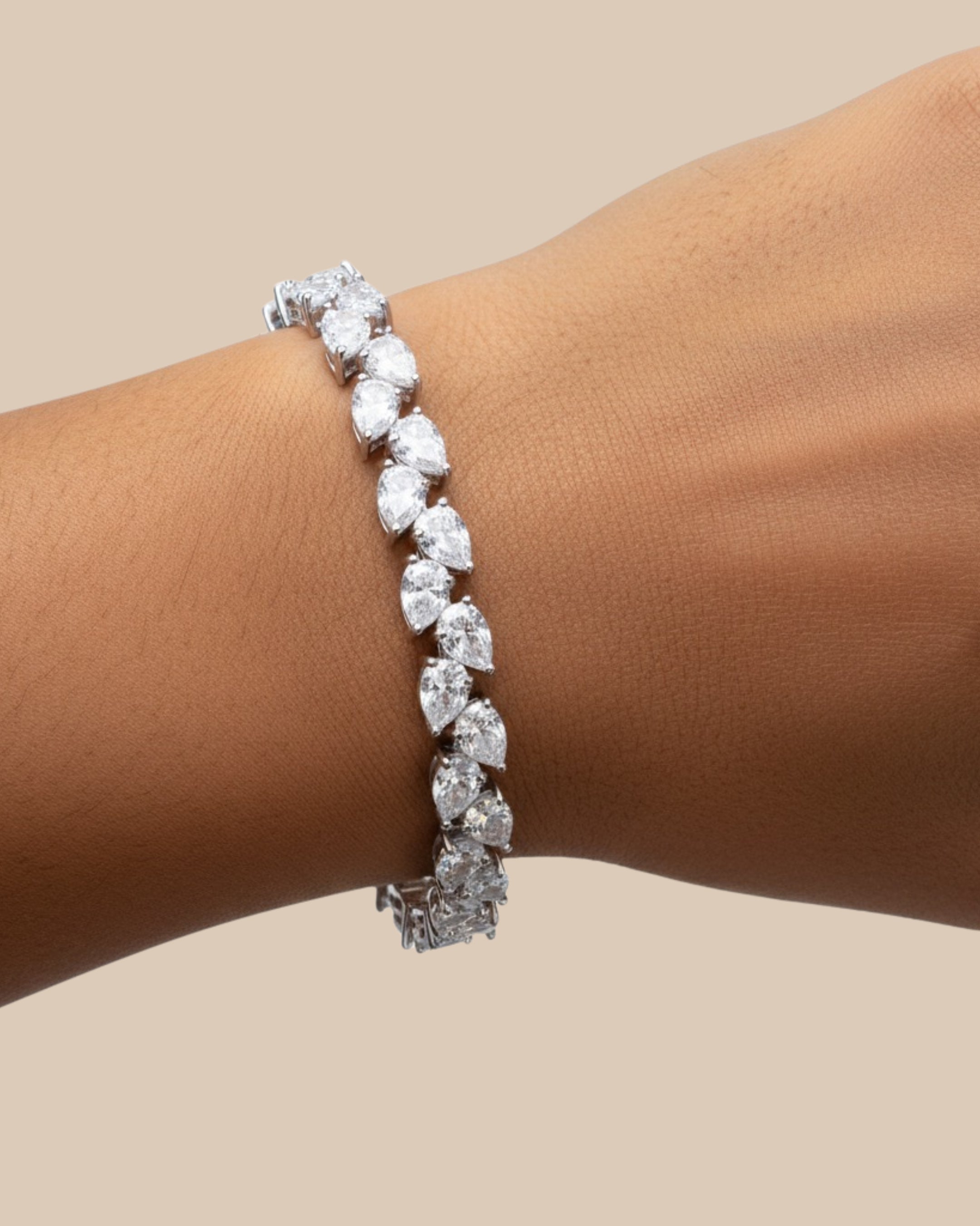 Pulsera elegante de plata 925 con piedras blancas ideal para ocasiones especiales.