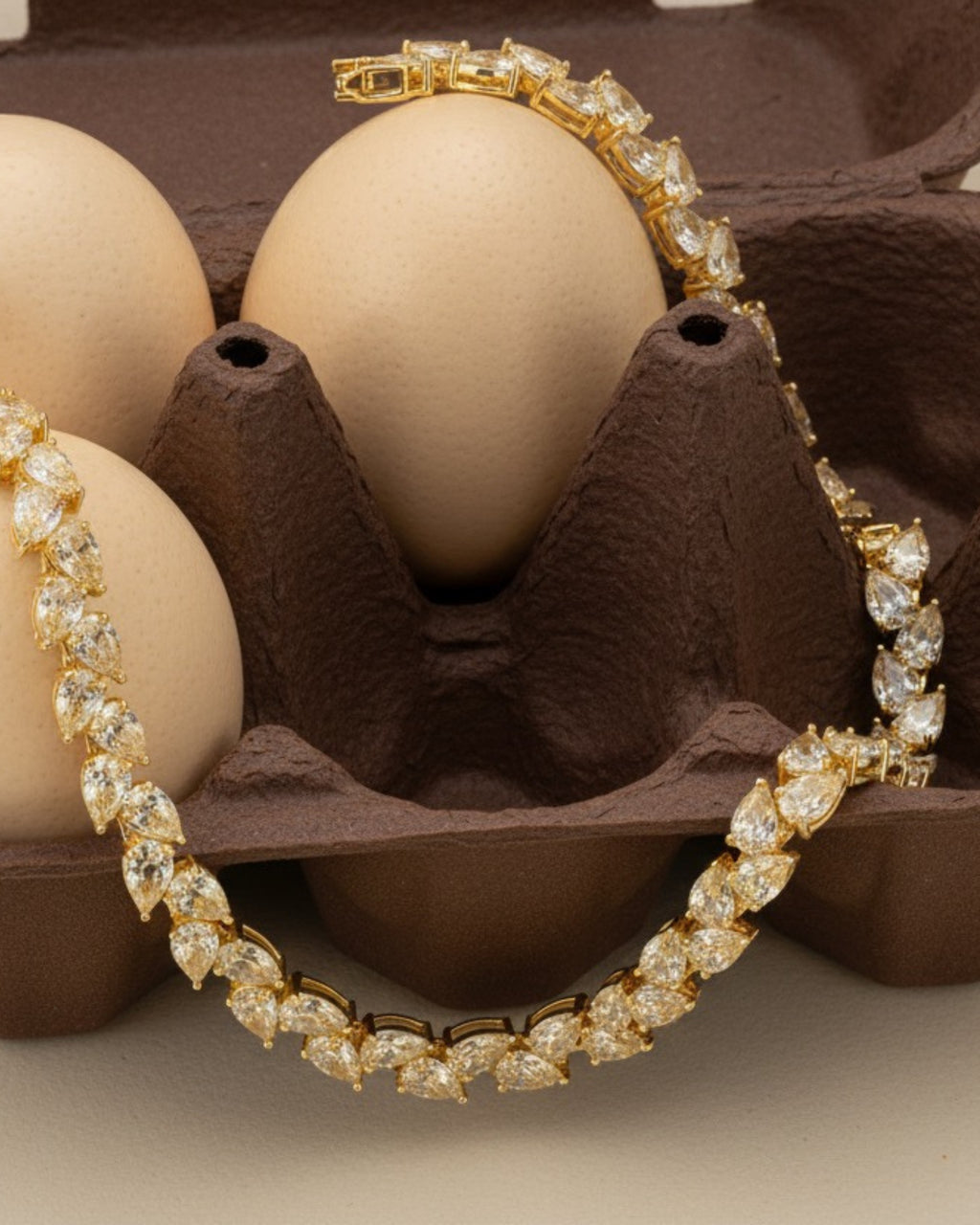 Primer plano de pulsera ELEN con piedras amarillas que reflejan la luz.