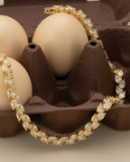 Primer plano de pulsera ELEN con piedras amarillas que reflejan la luz.