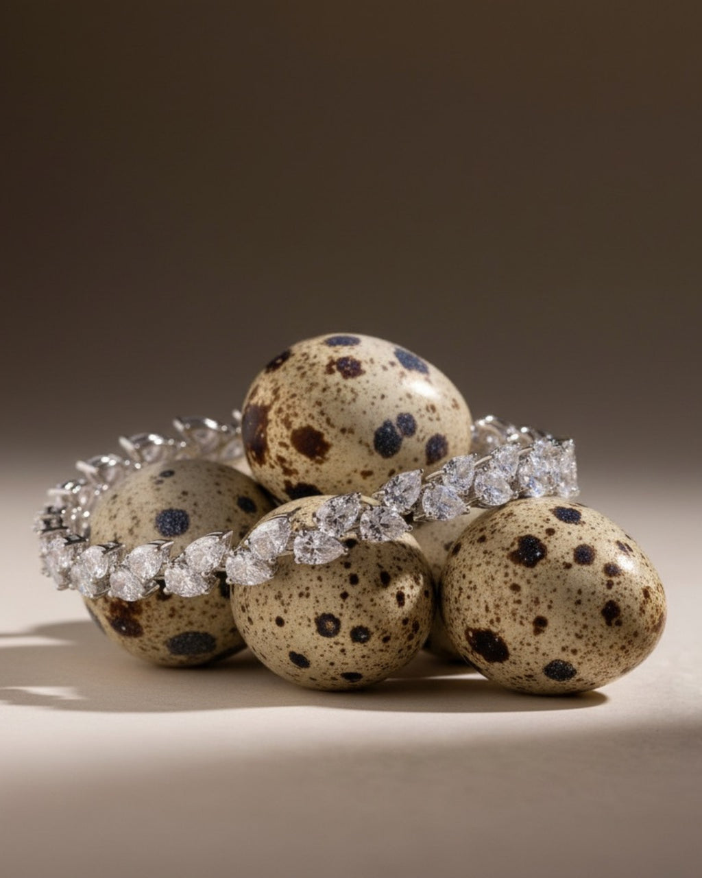 Pulsera ELEN con piedras blancas que reflejan la luz sobre la muñeca.