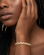 Detalle del cierre tipo caja de la pulsera ELEN con acabado en oro amarillo.