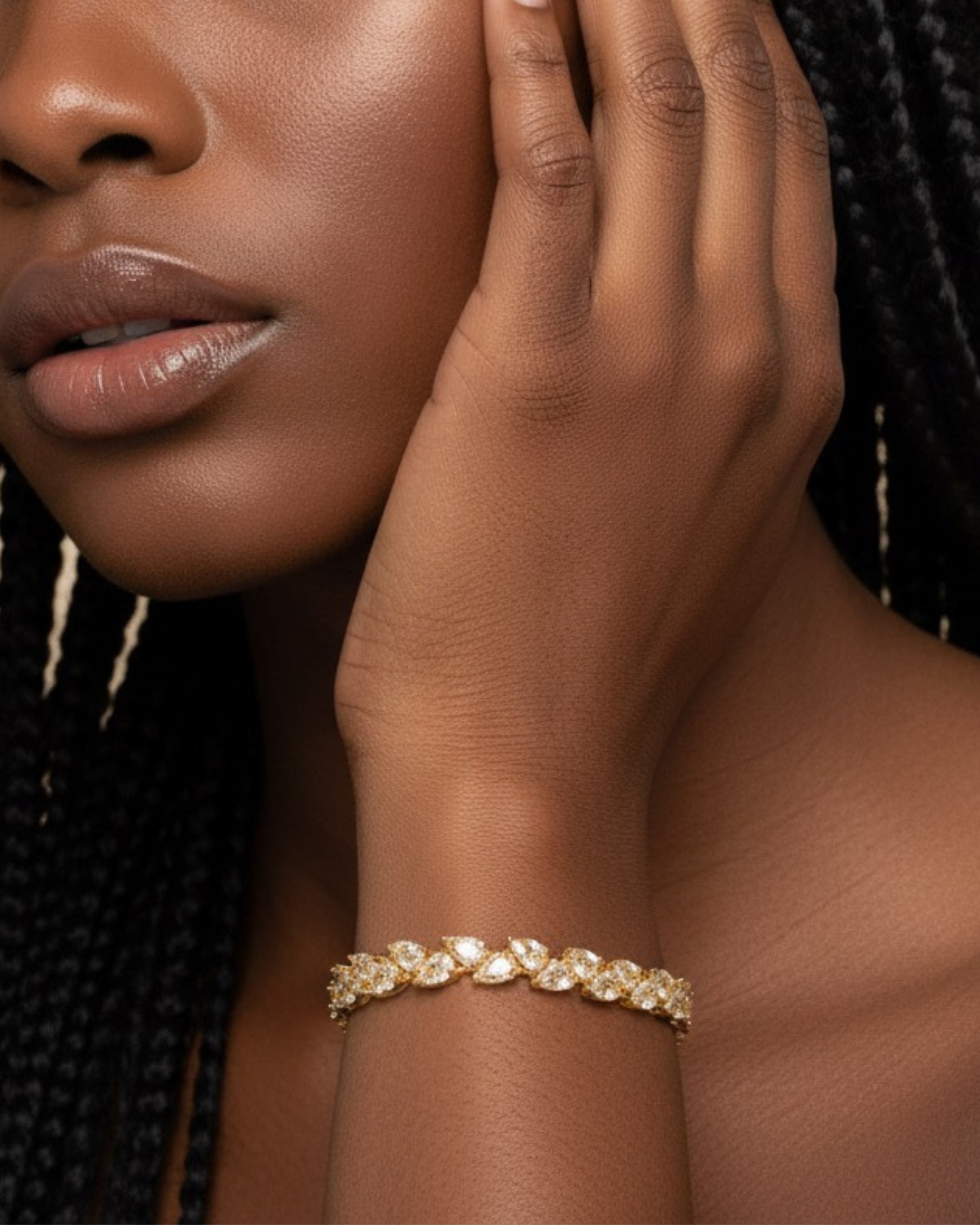 Detalle del cierre tipo caja de la pulsera ELEN con acabado en oro amarillo.