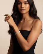 Detalle del cierre de caja en pulsera de plata 925 con piedras blancas.