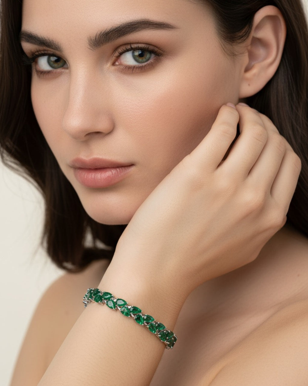 Detalle del cierre tipo caja de la pulsera ELEN con acabado en rodio.