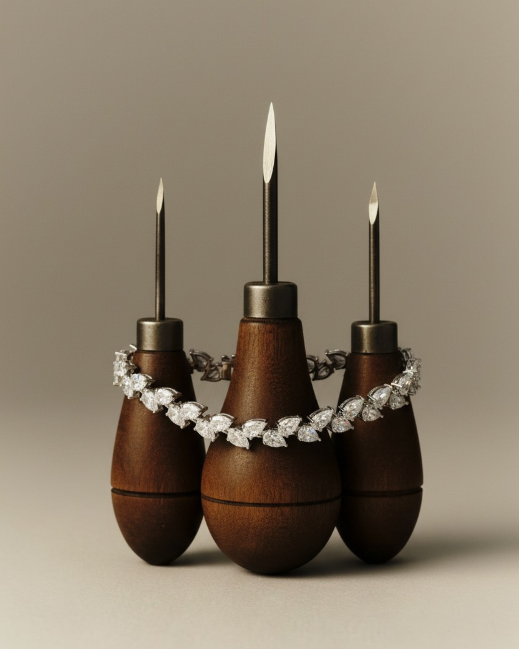 Diseño de pulsera ELEN con piedras en talla pera montadas en plata 925.