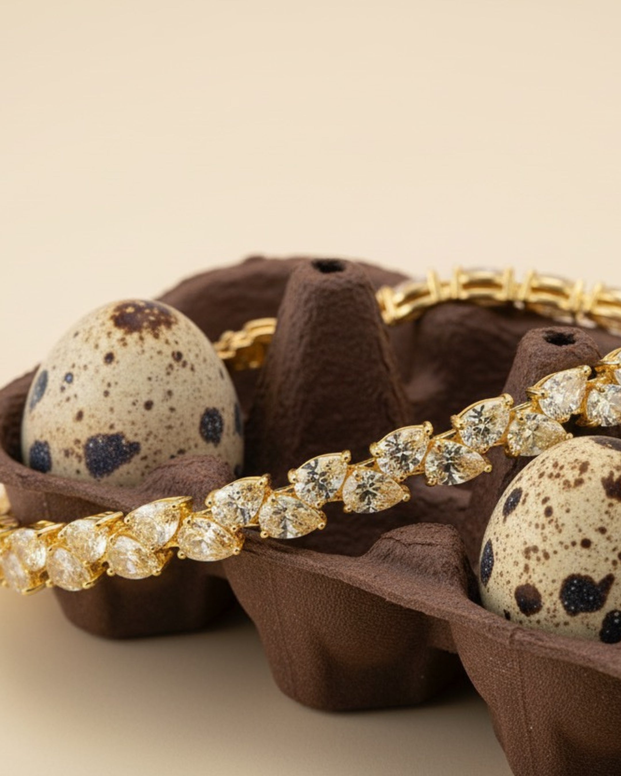Pulsera elegante ELEN con piedras amarillas alineadas sobre acabado en oro amarillo.