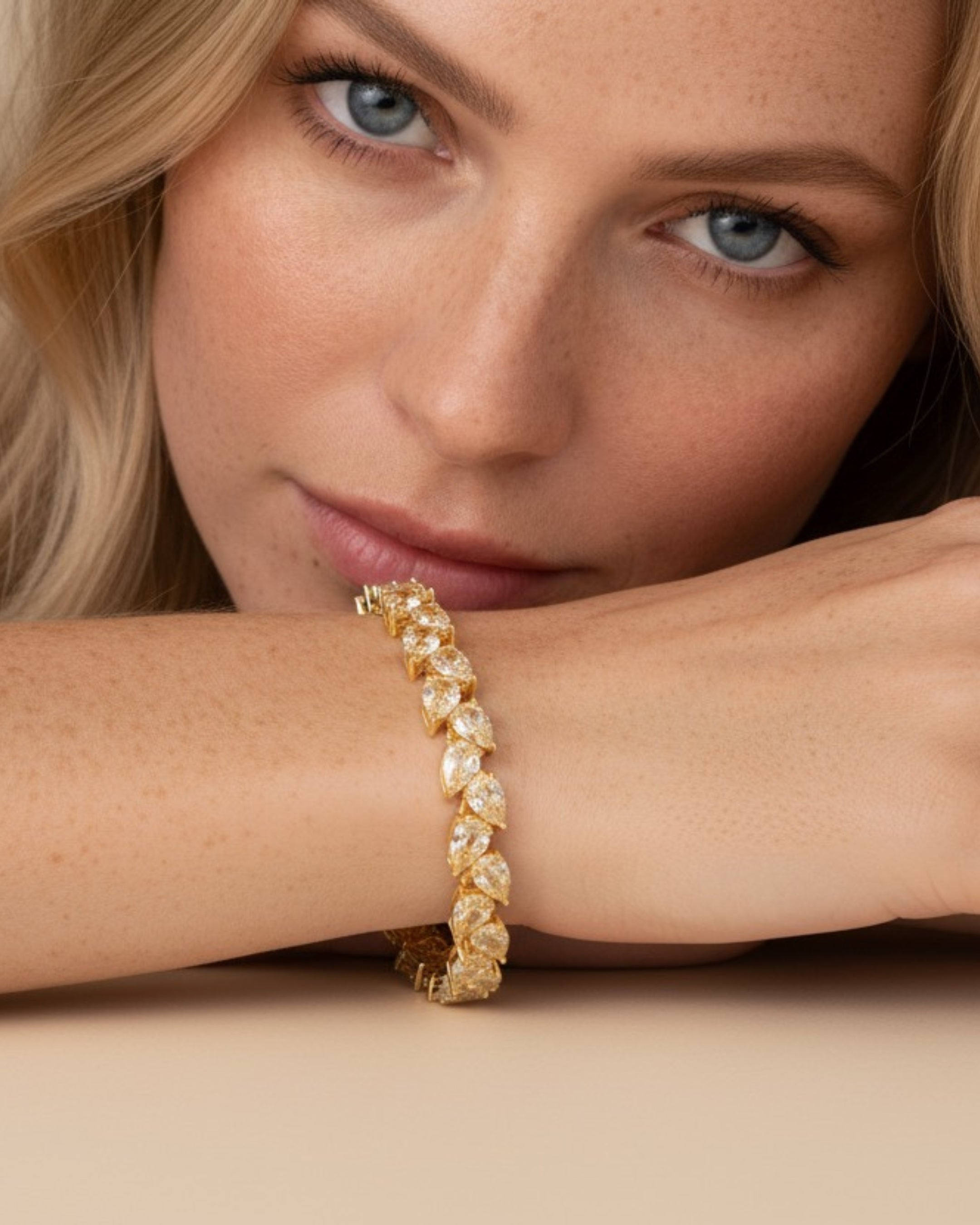 Perfil de pulsera ELEN con diseño continuo y acabado en oro amarillo de 18 kts.