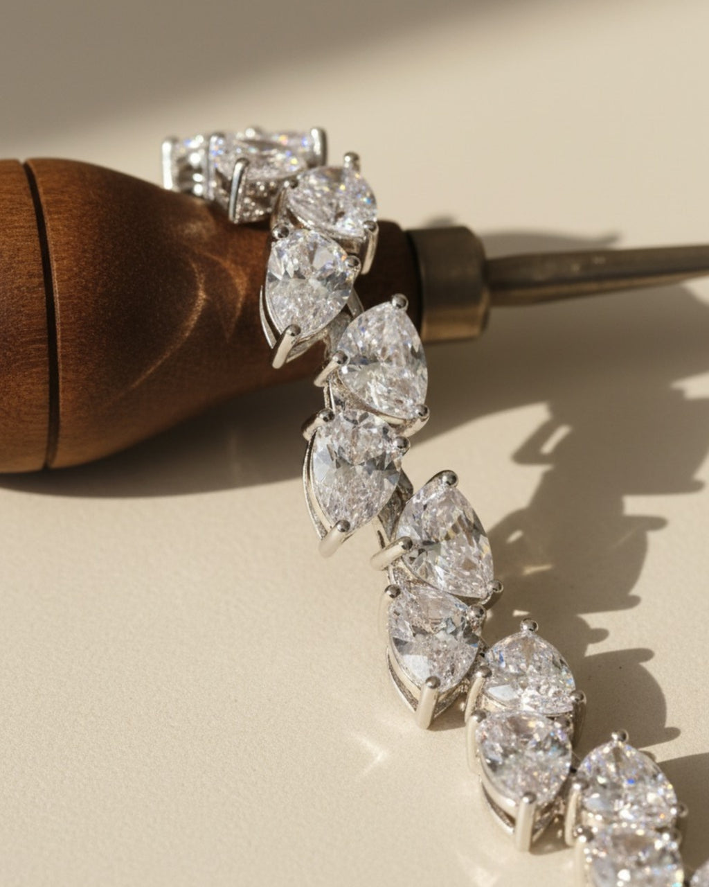 Perfil lateral de pulsera ELEN con baño de rodio y piedras blancas brillantes.