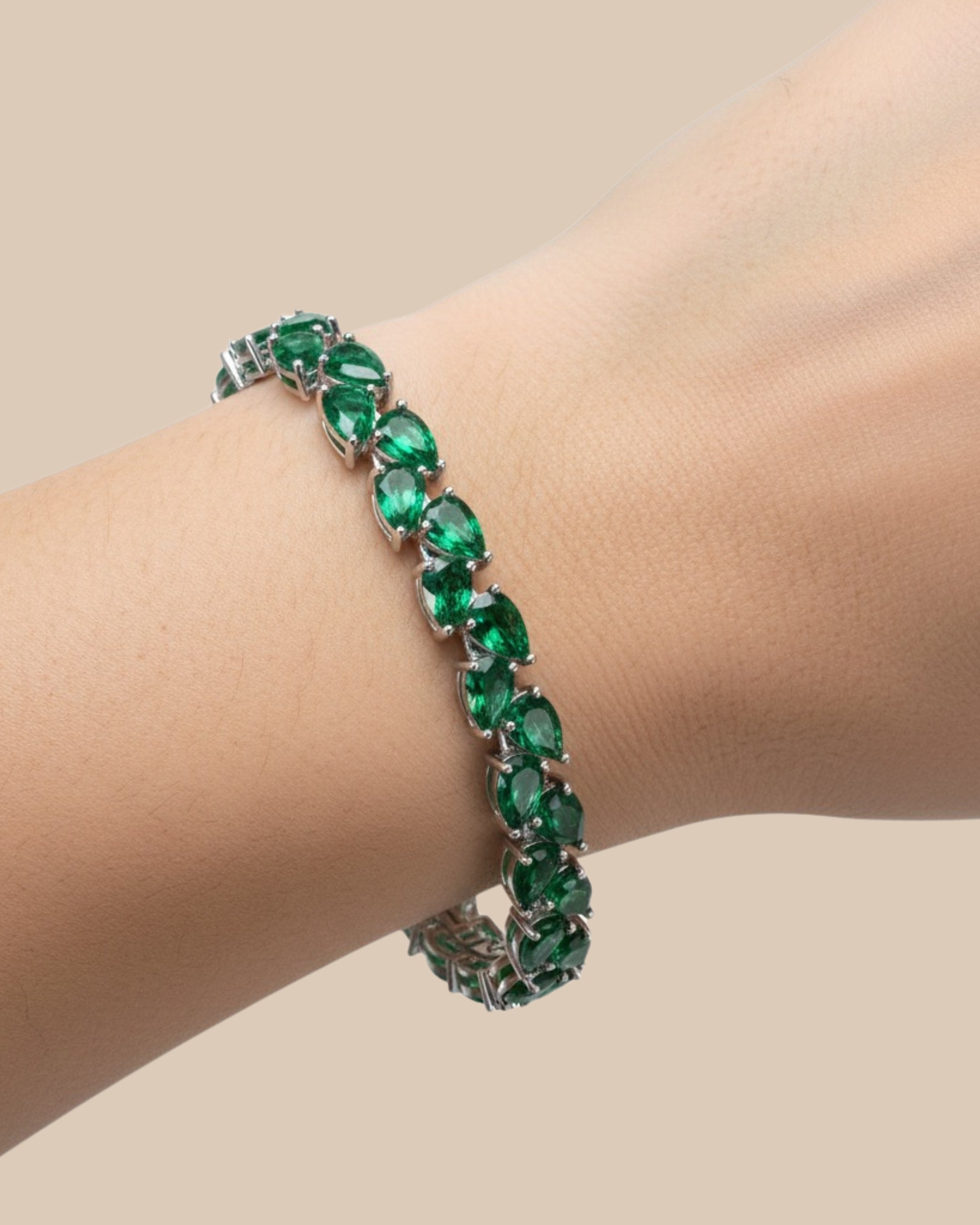 Perfil de pulsera ELEN con diseño continuo y baño de rodio.