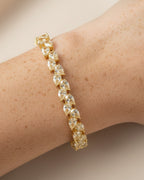 Detalle de pulsera ELEN con piedras amarillas en talla gota o pera y acabado dorado , oro amarillo 18 kts.