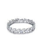 Pulsera ELEN de plata 925 con piedras blancas en talla pera sobre fondo claro.