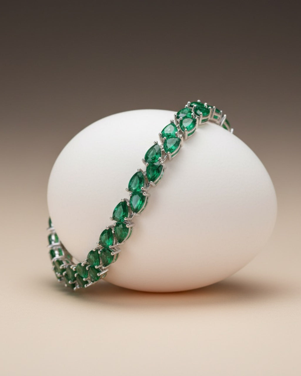 Pulsera elegante ELEN con piedras verdes sobre acabado en rodio.