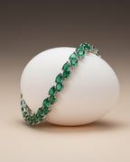 Pulsera elegante ELEN con piedras verdes sobre acabado en rodio.