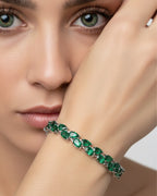 Pulsera elegante ELEN con piedras verdes sobre acabado en rodio.