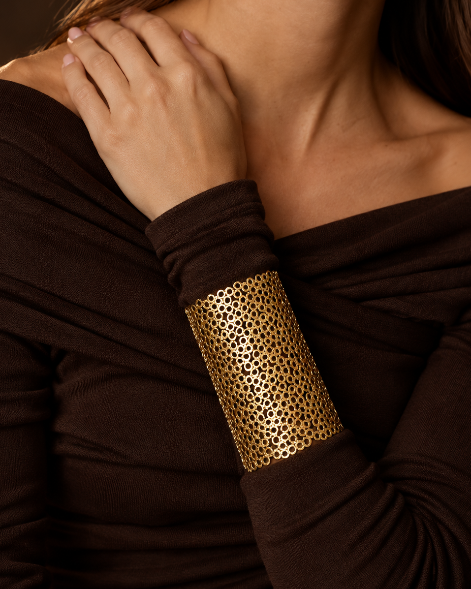 Pulsera ZARB de filigrana con círculos entrelazados y acabado dorado luminoso.