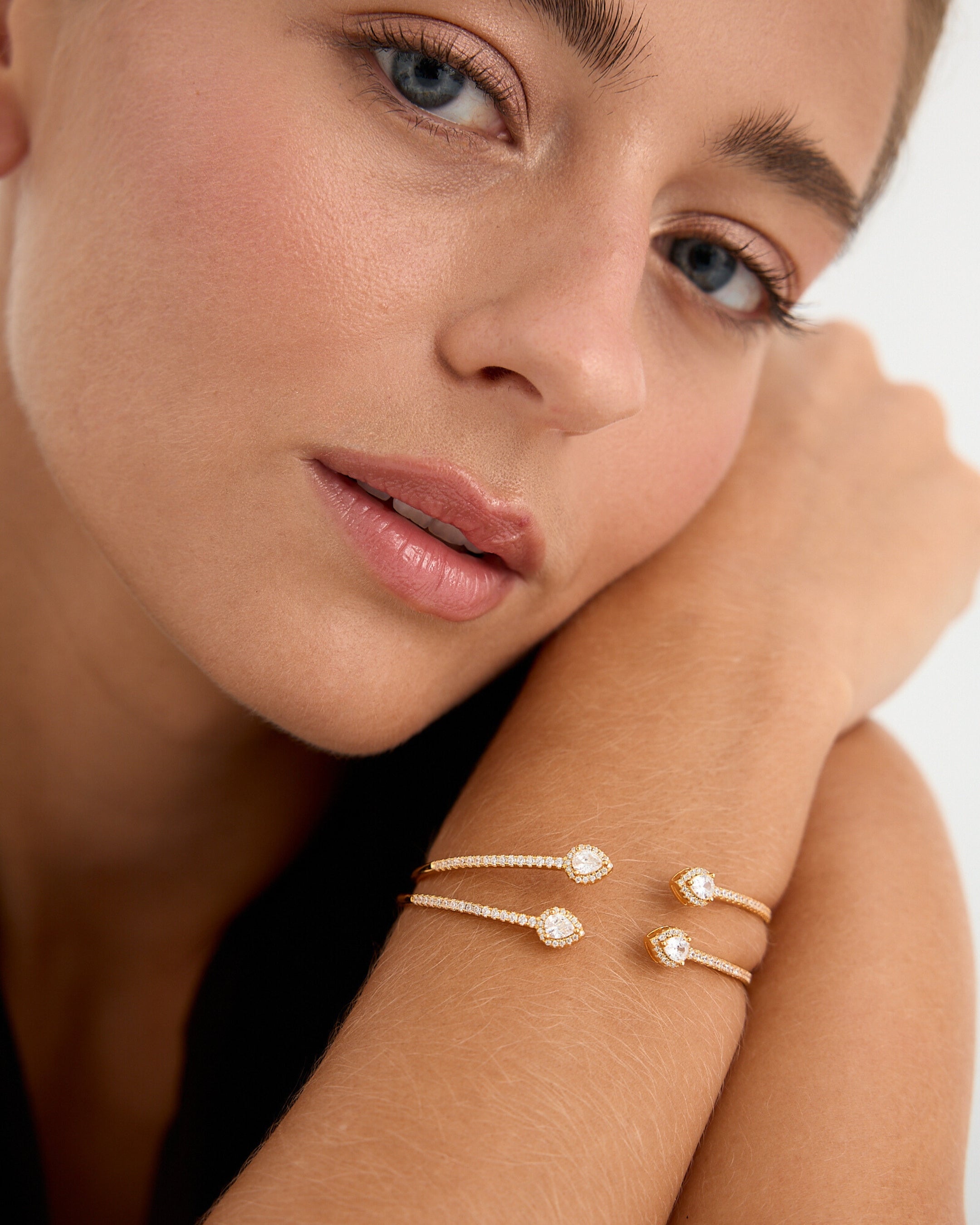 Pulsera Gala de joyería fina con diseño femenino y sofisticado.