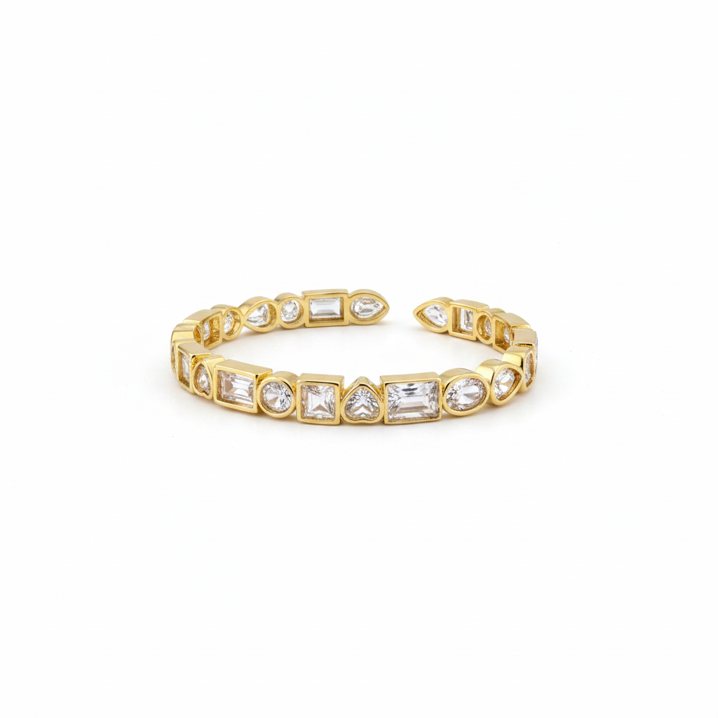 Pulsera KAIR dorada con piedras blancas de diferentes tallas, chapada en oro amarillo de 18 kt de Sibela Studio.
