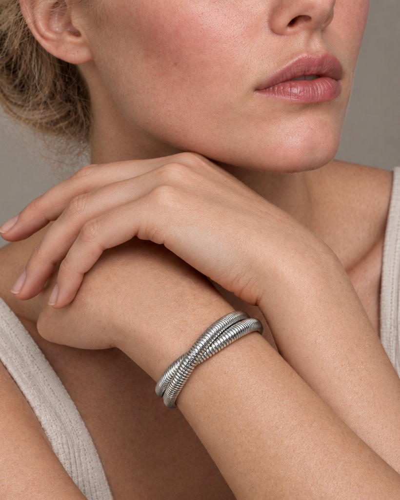 Pulsera LUCE blanca con textura de líneas verticales y diseño abierto contemporáneo.