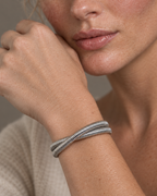 Pulsera LUCE tipo brazalete blanco abierto con silueta limpia y estructurada.