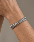 Pulsera LUCE blanca con textura de líneas verticales que aporta volumen y luminosidad