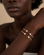 Pulsera luminosa en oro amarillo con diseño sofisticado y elegante.