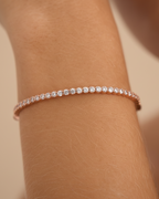 Pulsera luminosa en oro rosa con circonitas blancas y estilo refinado.