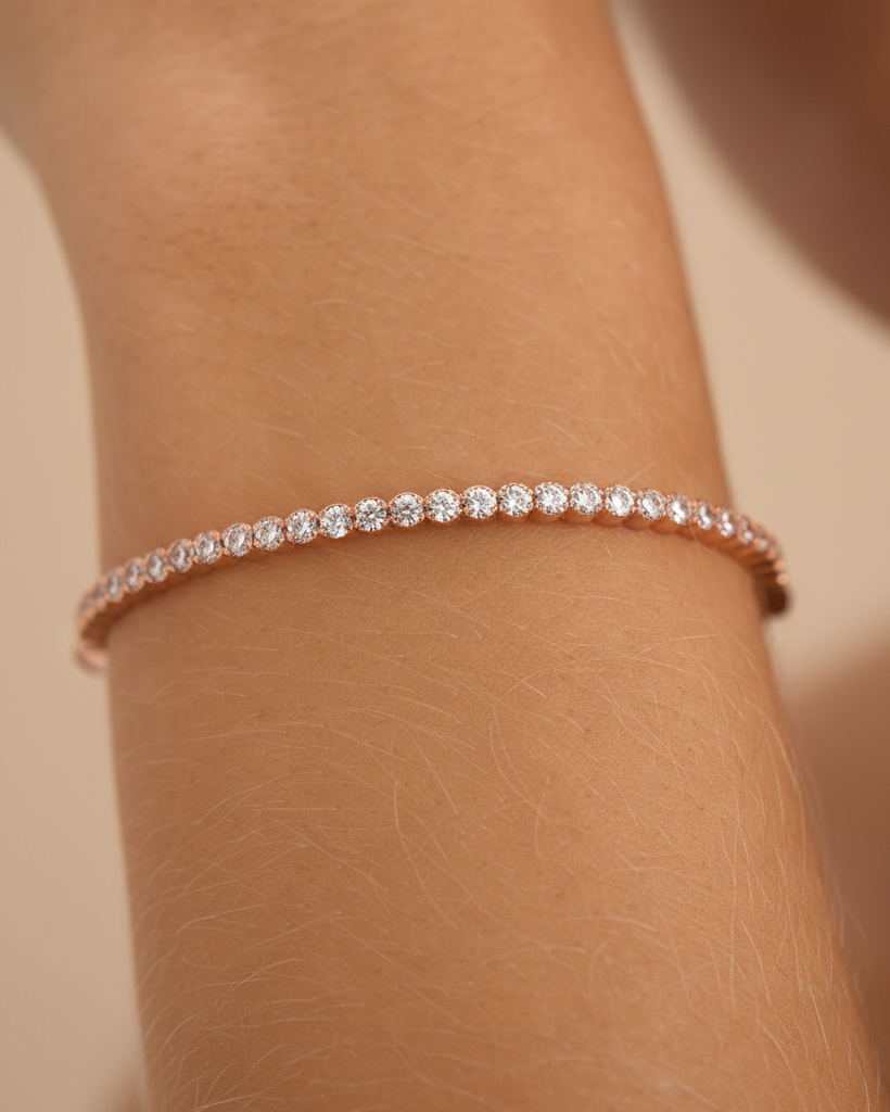 Pulsera luminosa en oro rosa con circonitas blancas y estilo refinado.