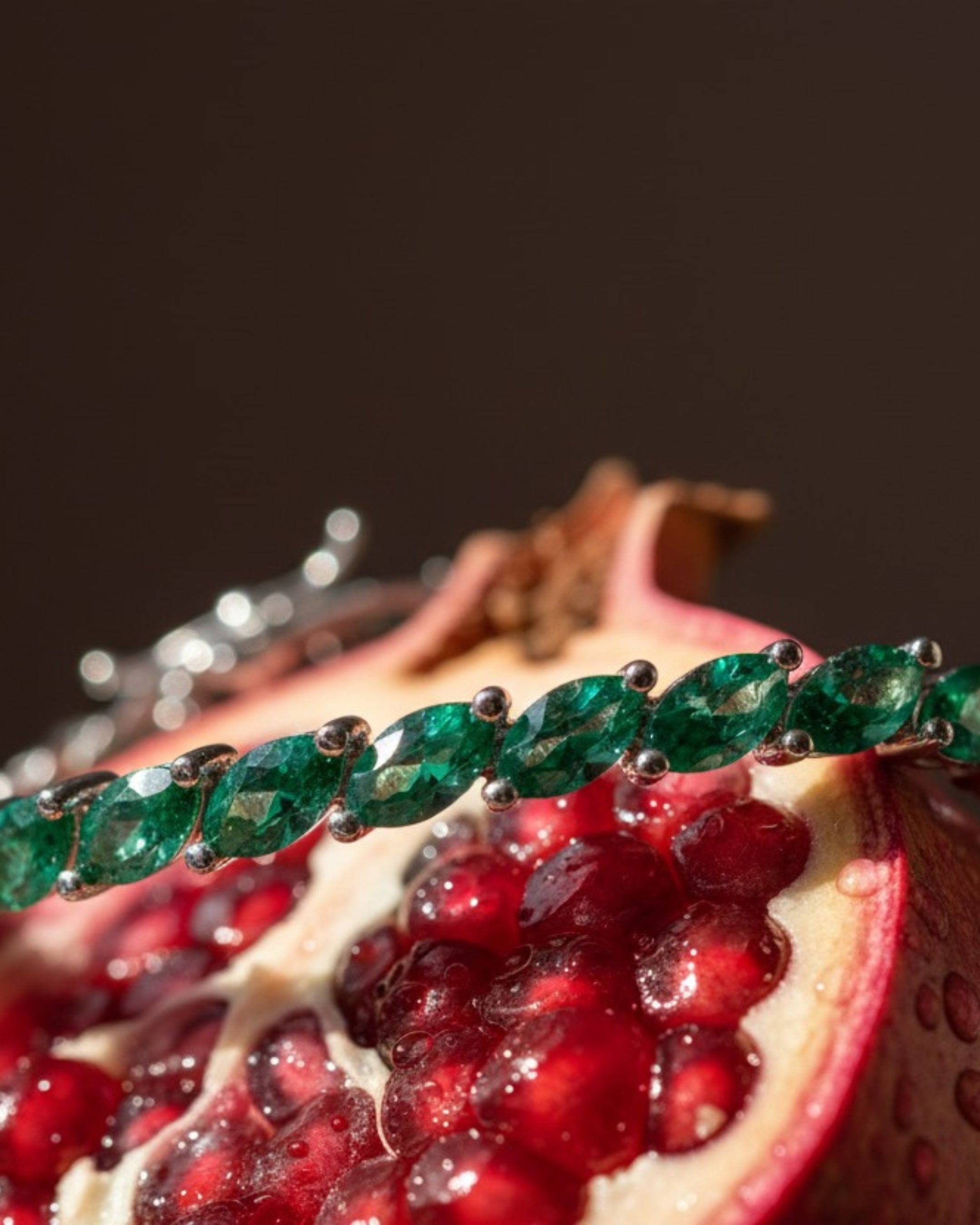 Pulsera luminosa con piedras verdes en talla marquesa y acabado elegante.
