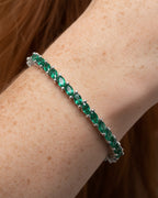 Perfil de pulsera de plata 925 con esmeraldas verdes y cierre tipo caja.