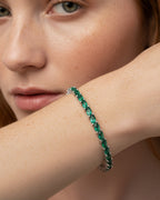 Pulsera verde esmeralda MER combinada en look de invitada con joyas de plata 925.