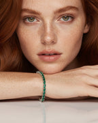 Detalle de pulsera MER con piedras verde esmeralda en talla marquesa y acabado en rodio.