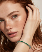 Primer plano de pulsera de plata 925 con piedras verde esmeralda y brillo natural.